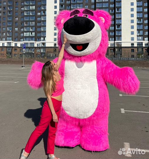 Розовый, белый большой медведь. Огромный мишка