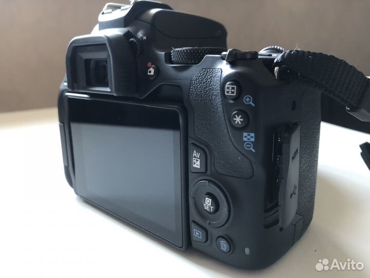 Фотоаппарат Canon EOS 250D