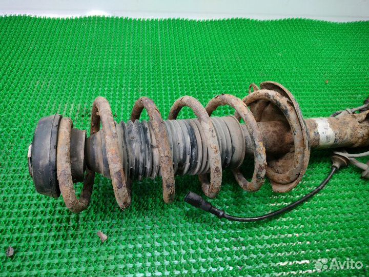 Кулак поворотный передний левый Volkswagen Passat