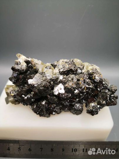 Друза сфалерита с кальцитом в хлоритовой присыпке