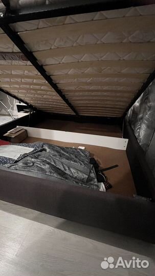 Кровать двухспальная с матрасом 180х200