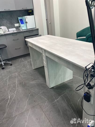 Маникюрный стол