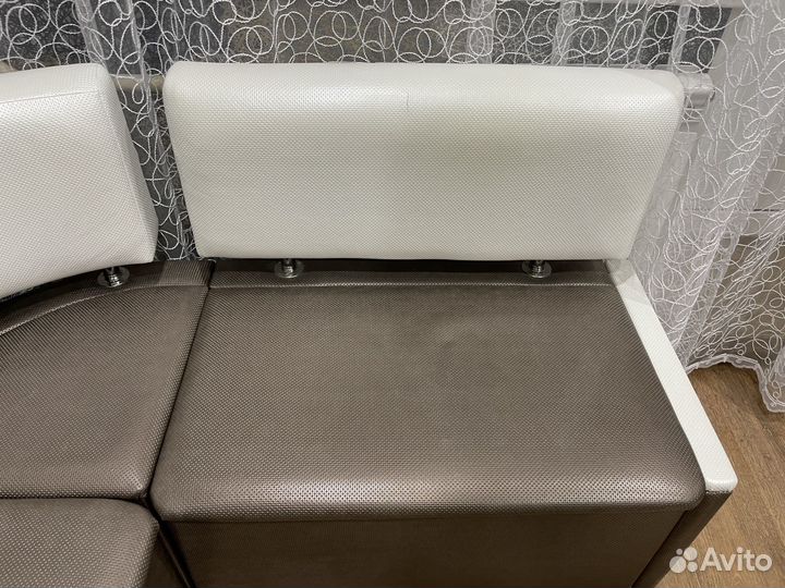 Кухонный уголок с местами для хранения