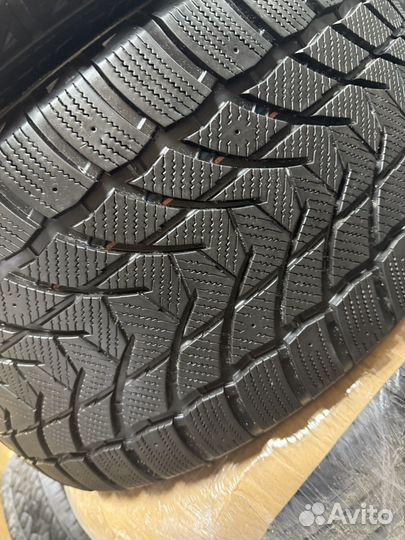Tri Ace Snow White II Stud 315/30 R22