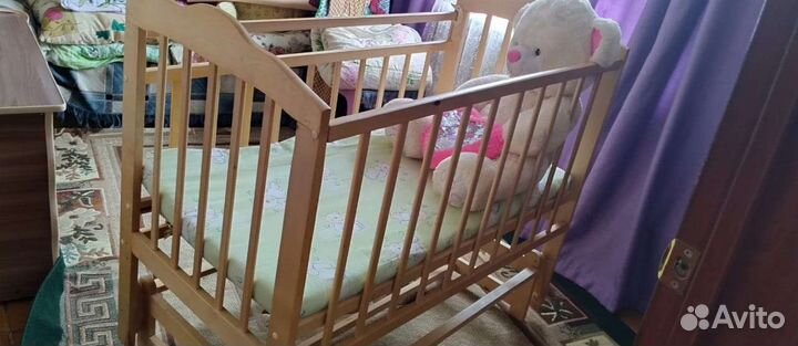 Детская кроватка с маятником