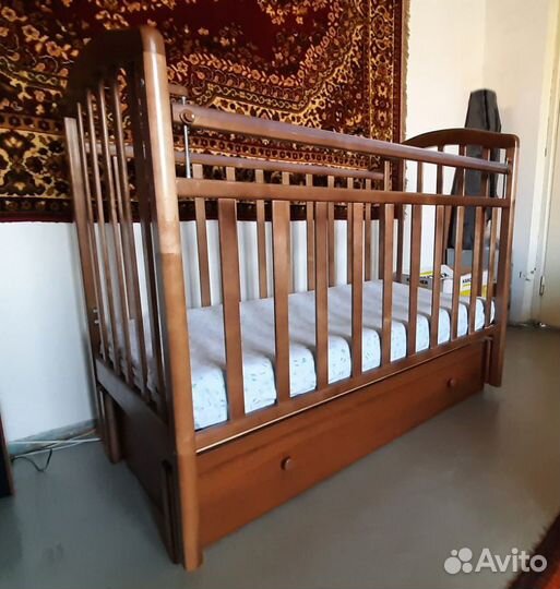 Детская кроватка с маятником