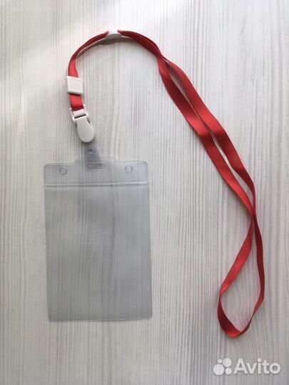 Бейдж вертикальный на красной ленте