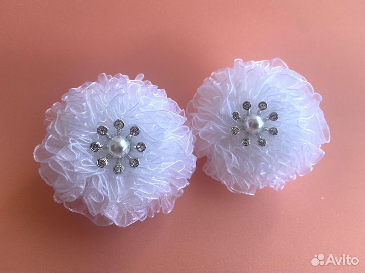 Белый школьный бант