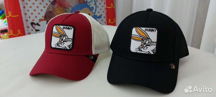 Кепка бейсболка сетка с мультяшным зайцем бордовая