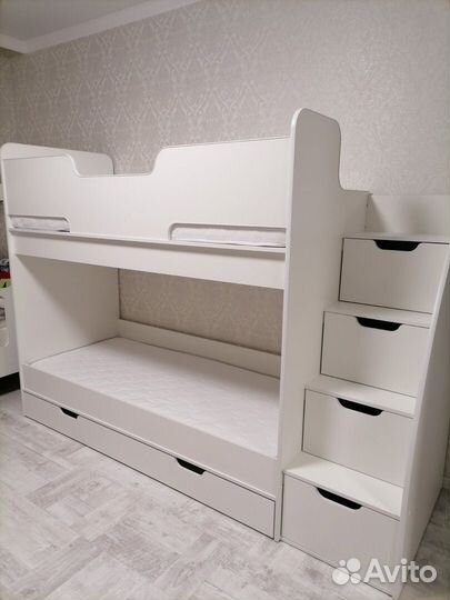 Двухъярусная кровать / двухэтажная кровать