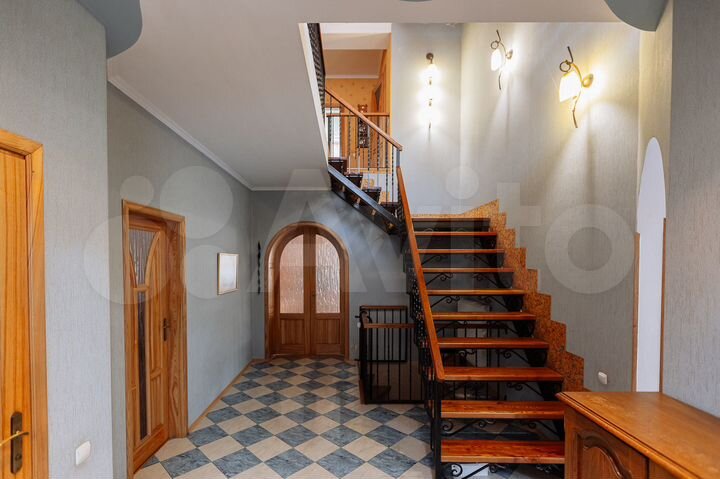 Дом 566 м² на участке 6 сот.