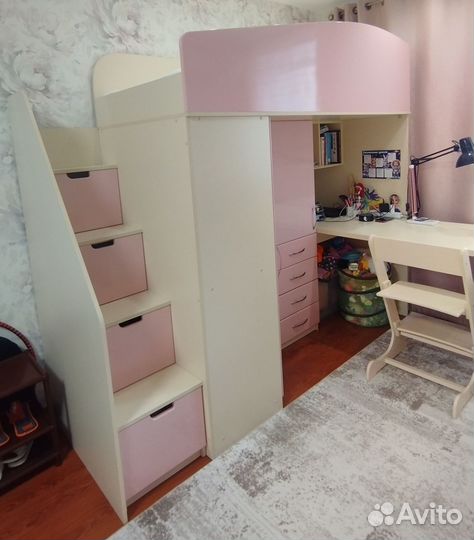 Детская кровать чердак со столом и шкафом