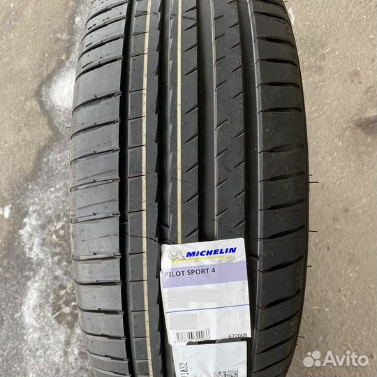 Michelin Pilot Sport 4 245/40 R20 99Y