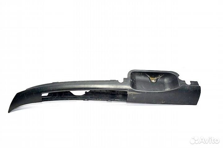 Пластиковая накладка под лобовым стеклом левая час