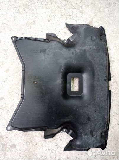 Кожух двигателя W203