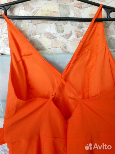 Платье на бретелях