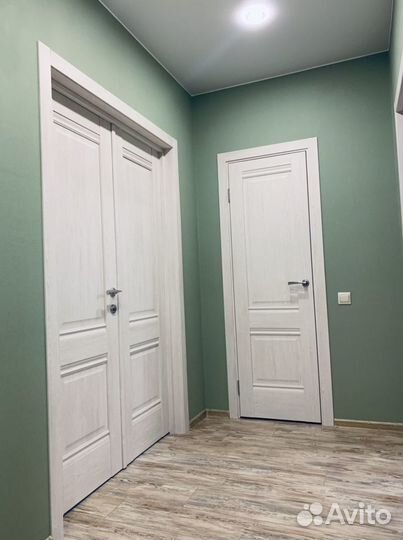 Новые белые межкомнатные двери в классическом стил