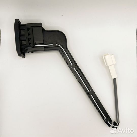 Кнопка открывания багажника toyota RAV 4 (2019)