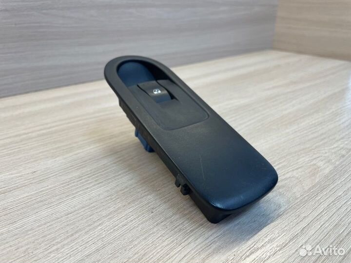 Кнопка стеклоподъемника передняя правая Renault