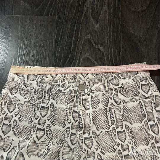 Джинсы змеиный принт