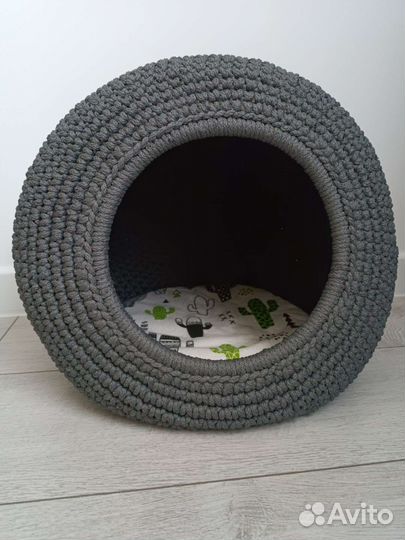 Домик для кошки вязаный