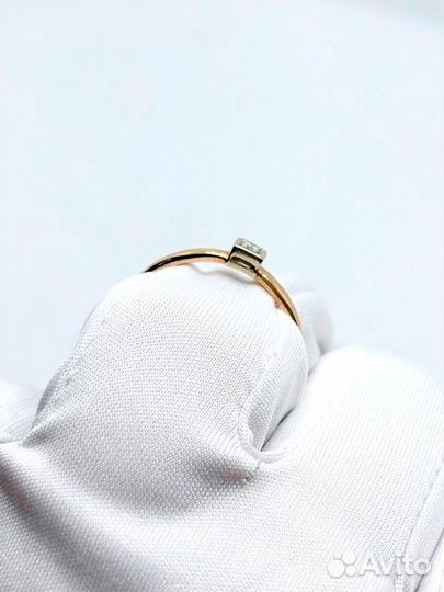 Кольцо с природным камнем Золото