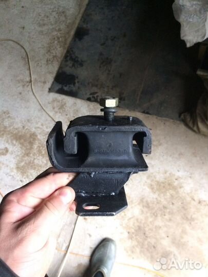 Подушка двигателя Isuzu, 4HF1. 4HG-1