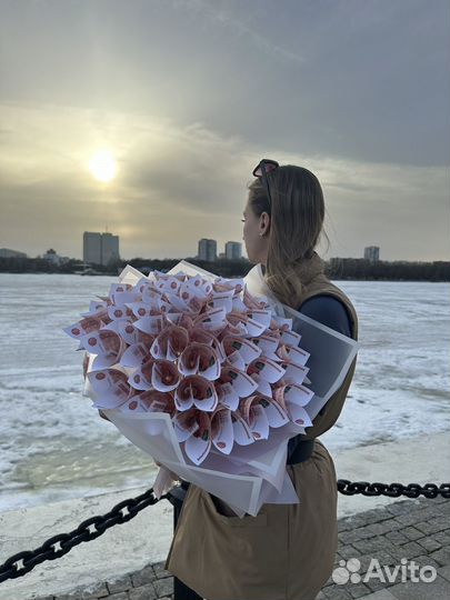 Букет из 50 купюр