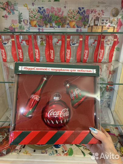 Стаканы и игрушки новогодние коко кола