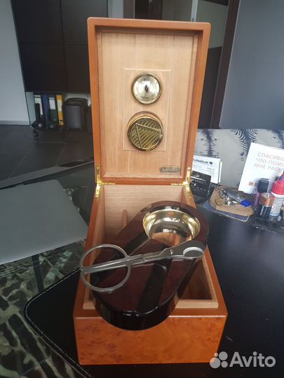 Хьюмидор для сигар, пепельница и ножницы