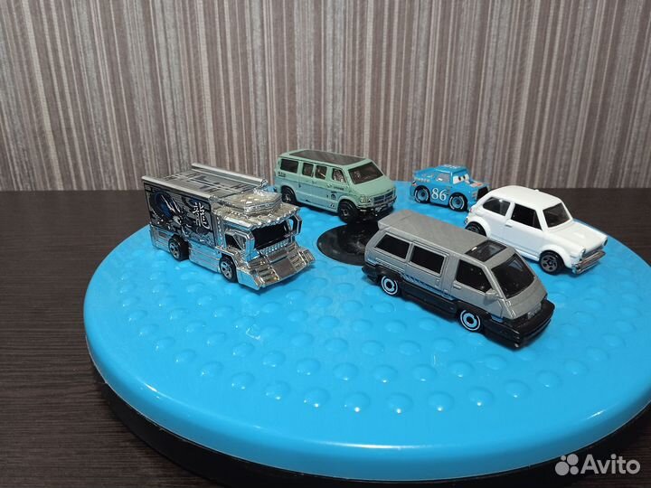 Модель автомобиля 1:64 Лот 14