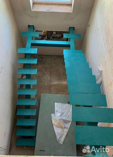 Лестница на металлокаркасе открытого типа