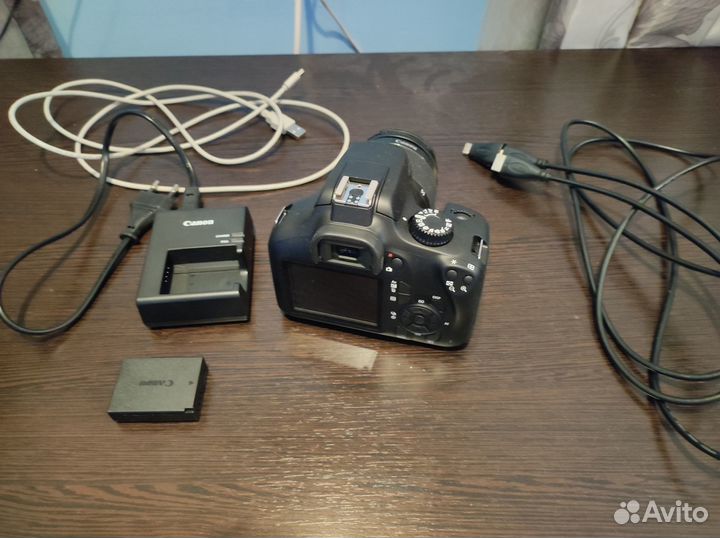 Фотоаппарат Canon EOS 4000D Kit со штативом