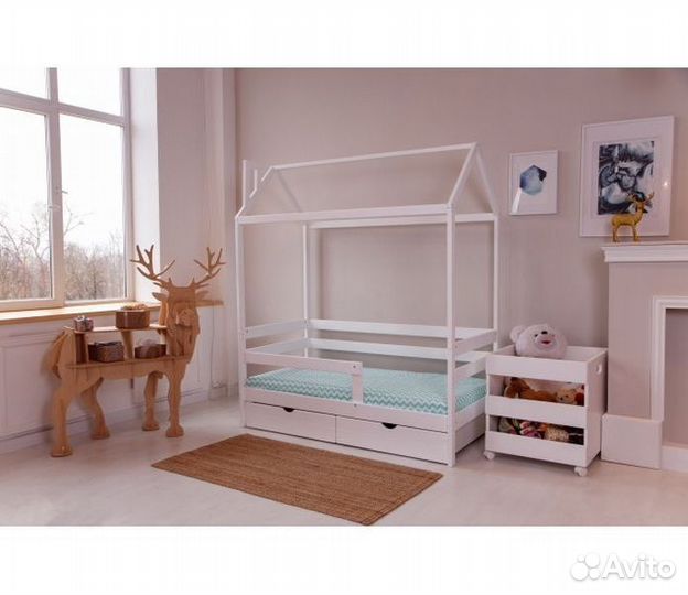 Кроватка для малыша с бортиком из натурального дер