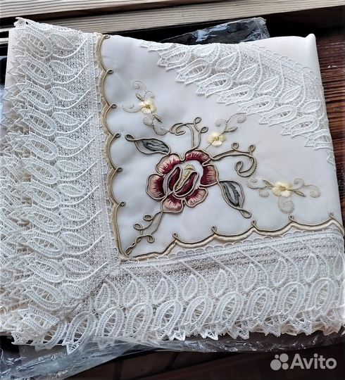 Новая в упаковке, красивая скатерть 160*220Турция