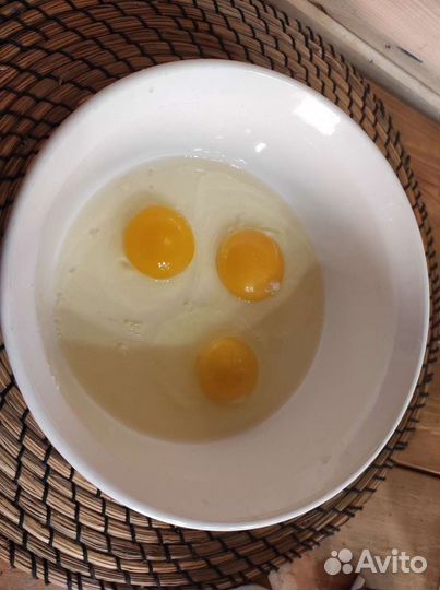 Домашние куриные яйца