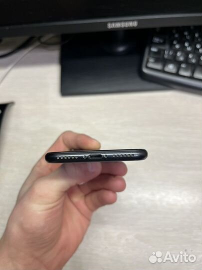 iPhone SE (2020), 64 ГБ