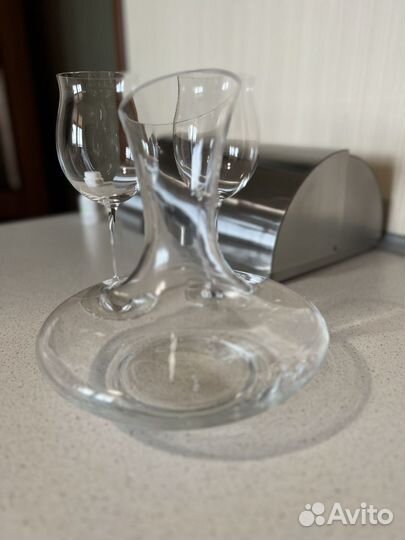 Декантер для вина с двумя бокалами