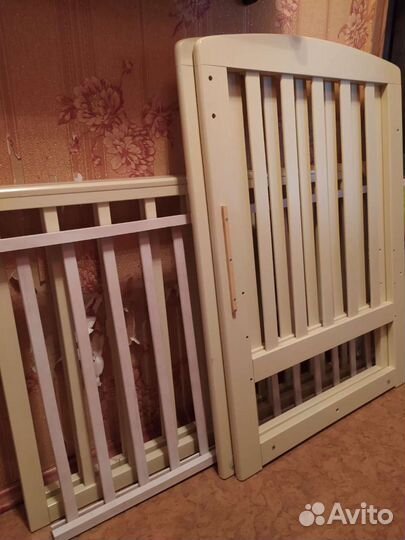 Детская кроватка с маятником