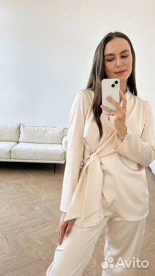 Шелковый костюм кремовый новый