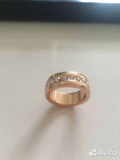 Кольцо новое со стразами