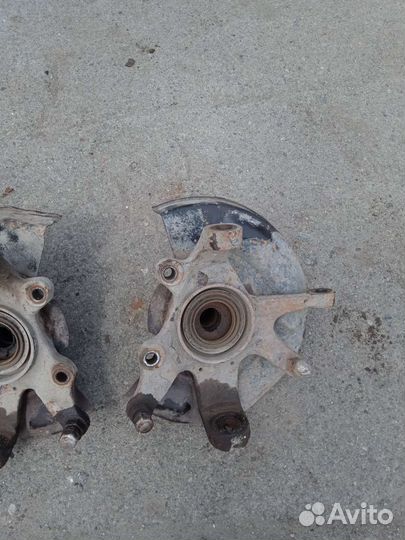 Поворотный кулак правый Nissan Terrano 2 Ниссан