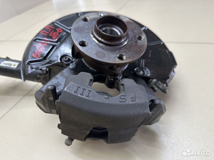 Поворотный кулак правый в сборе Volkswagen Caddy 3