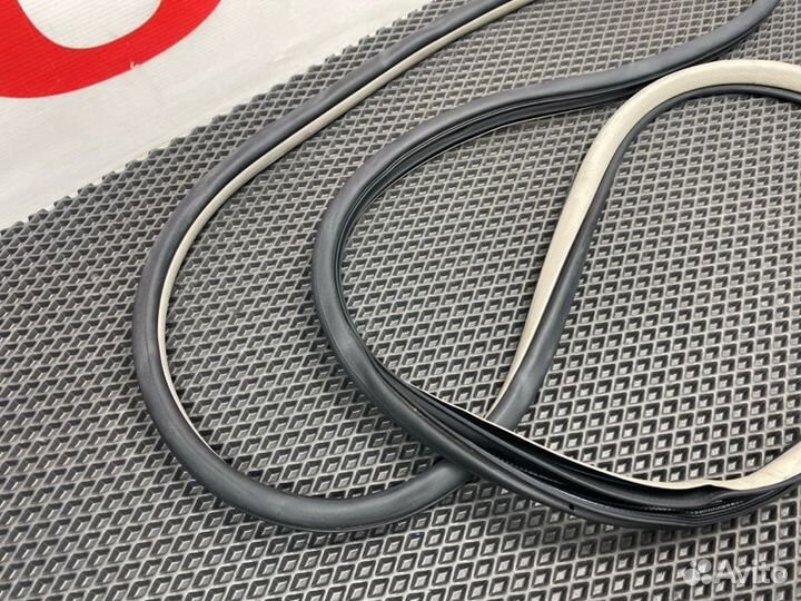 Уплотнительная резинка боковой двери задняя правая