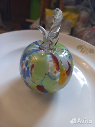 Стеклянное яблоко