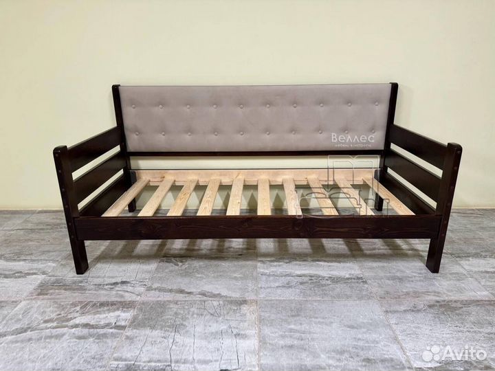 Деревянный диван массив дерево с мягкой спинкой