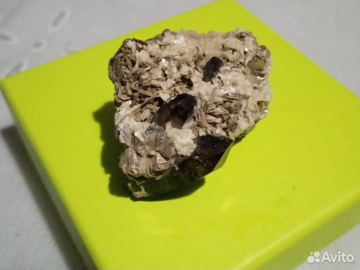 Камень с элементами природного мрамора, слюды