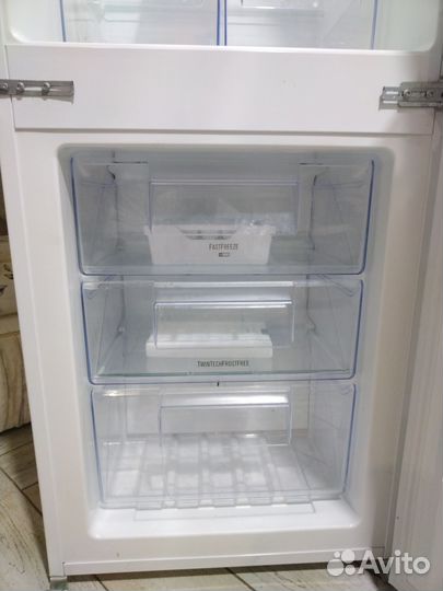 Встраиваемый холодильник