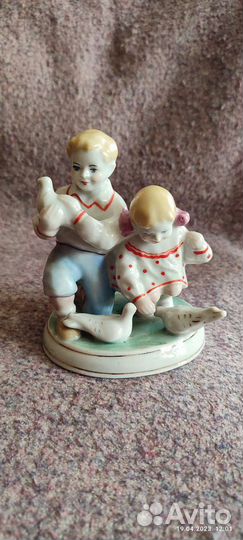 Статуэтка Дети кормят голубей. зхк Полонное