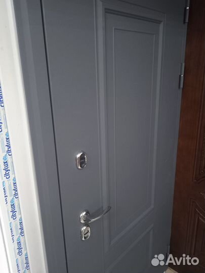 Дверь входная серая